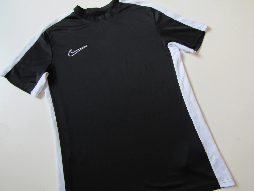 Chlapecké sportovní tričko- NIKE... VEL-M