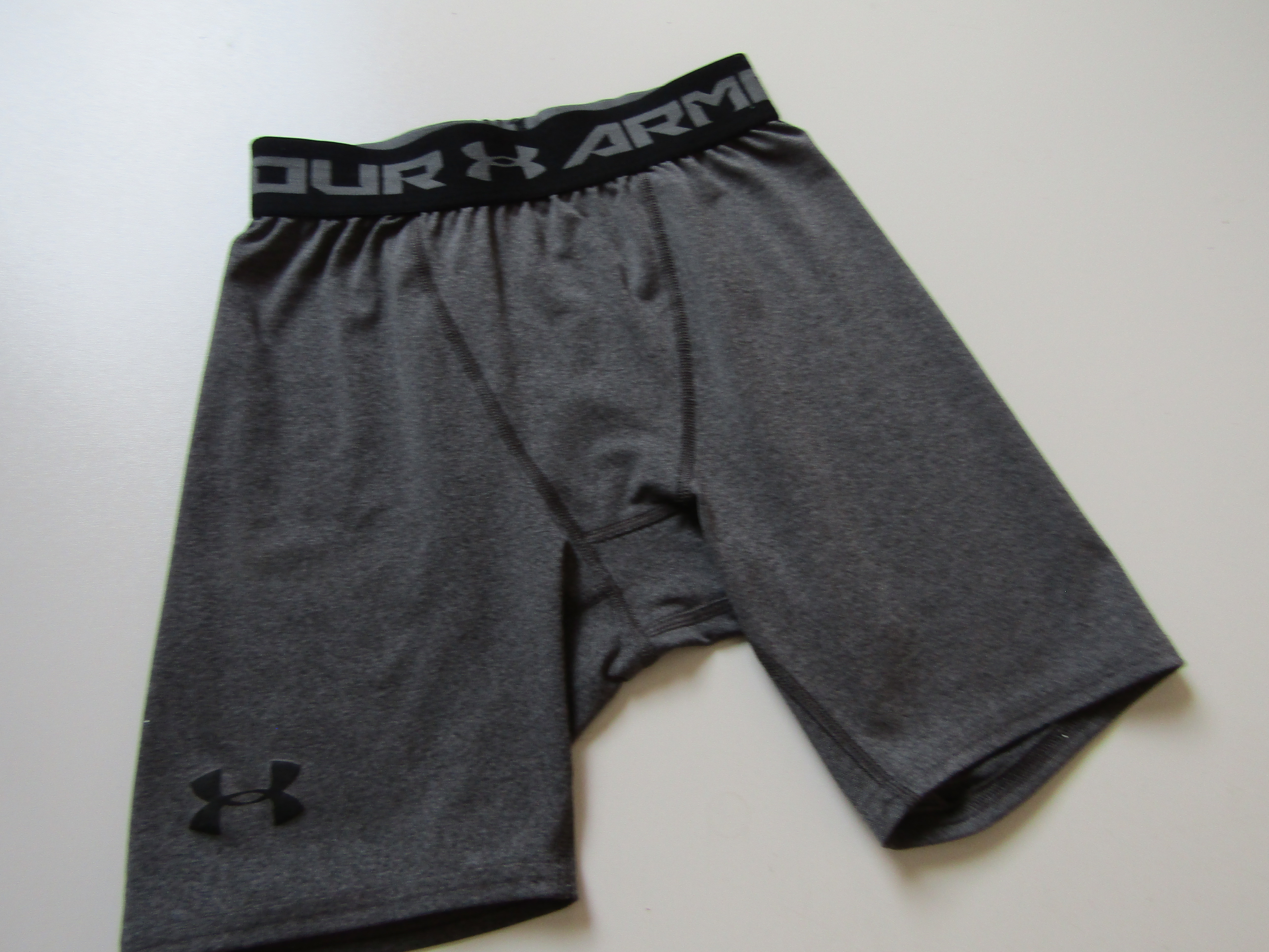 Chlapecké elastické kraťasy- UNDER ARMOUR... VEL-158-164
