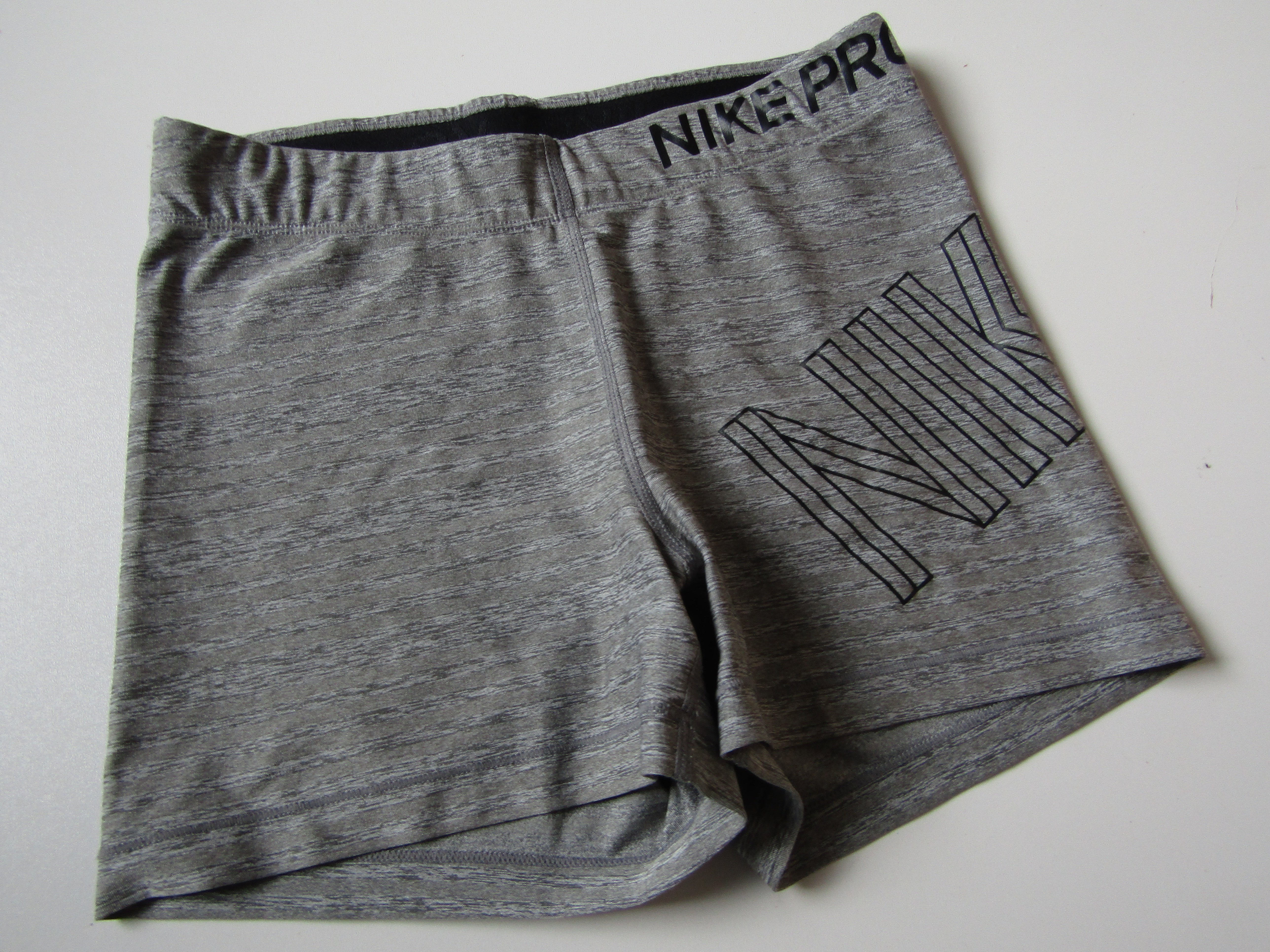 Dívčí sportovní kraťasy- NIKE-NOVÉ... VEL-S