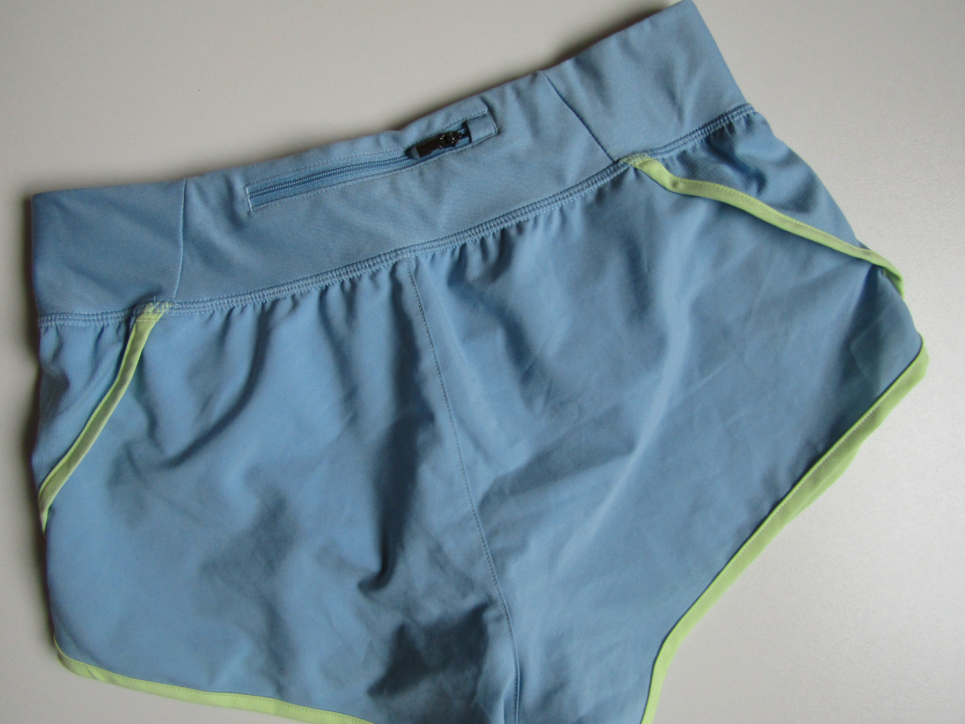 Dívčí sportovní kraťasy- UNDER ARMOUR...VEL-S